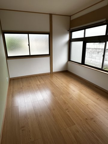 富岡市中高瀬の中古一戸建の洋室|コンパクトで使いやすい洋室です