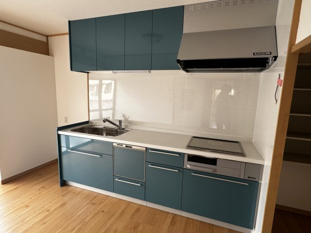 富岡市中高瀬の中古一戸建のキッチン|コンパクトなキッチンで掃除もラクラク