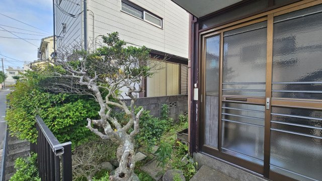 富士見町3丁目中古戸建の玄関|収納もある玄関です
