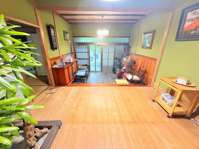 【10畳以上居室有】館山市正木　中古戸建ての玄関|明るい玄関です