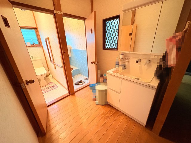 【10畳以上居室有】館山市正木　中古戸建ての独立洗面台|朝の支度にも助かる、独立の洗髪洗面化粧台