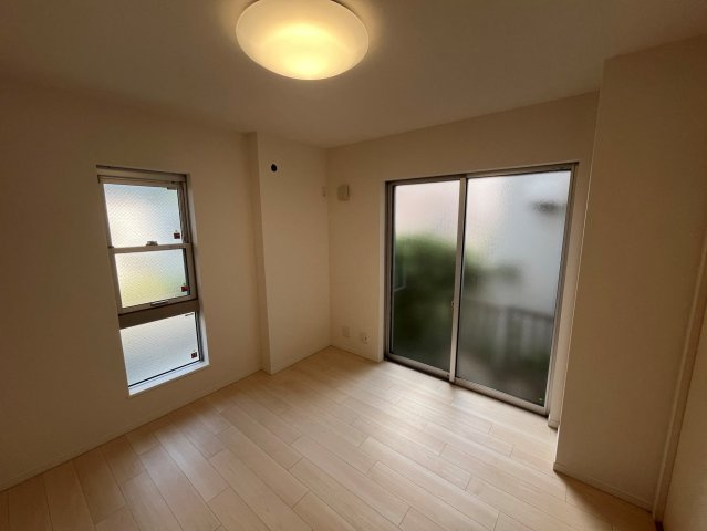 蕨市中央二丁目戸建の洋室|ゆったりした洋室です