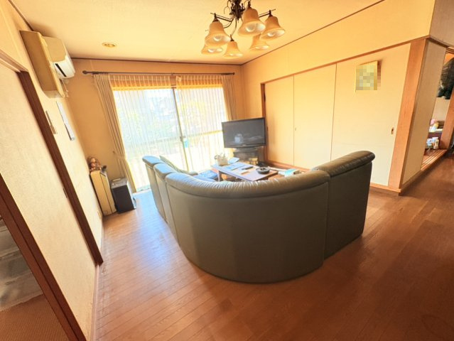 【玄関吹抜】泉台２丁目　戸建ての居間・リビング|こちらのリビングで趣味の時間をお楽しみください