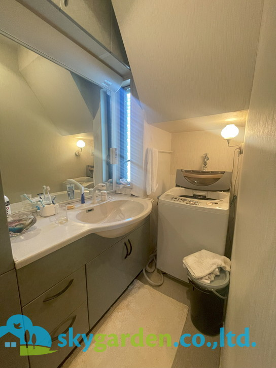 茅ヶ崎市菱沼1丁目　中古戸建の独立洗面台|独立洗面台、小物を置くことができて便利です