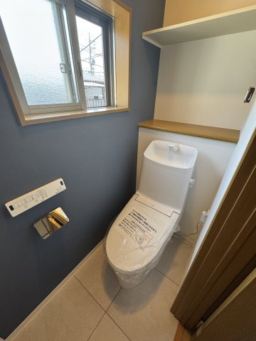 久喜市本町二丁目戸建のトイレ|落ち着いた色調のトイレです