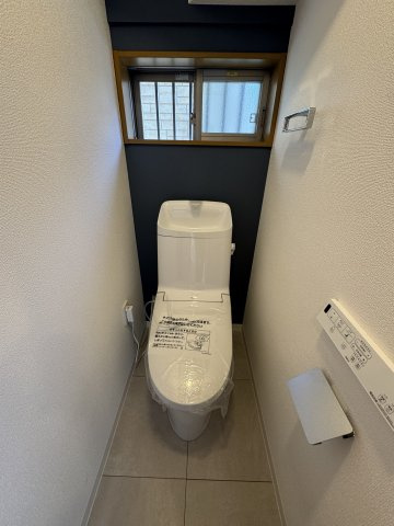 久喜市本町二丁目戸建のトイレ|落ち着いた色調のトイレです