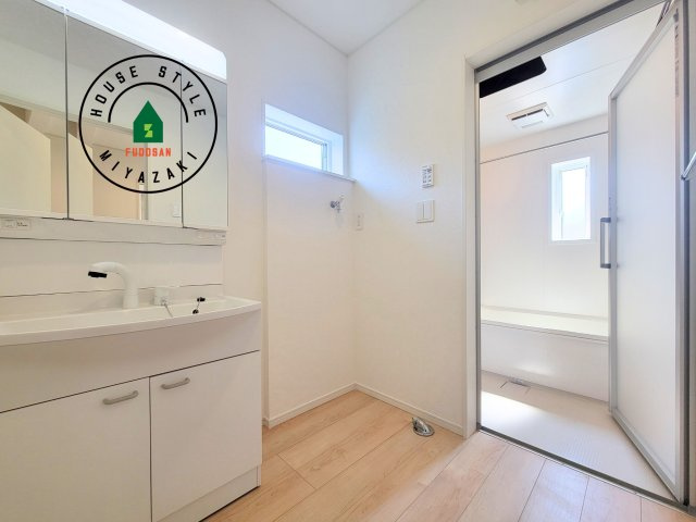 宮崎市大塚町第13-1棟（1号棟）の内観：施工例|ゆとりの洗面スペースで朝の身支度もスムーズに。暮らしを快適に変えるシャワー付洗面台です！