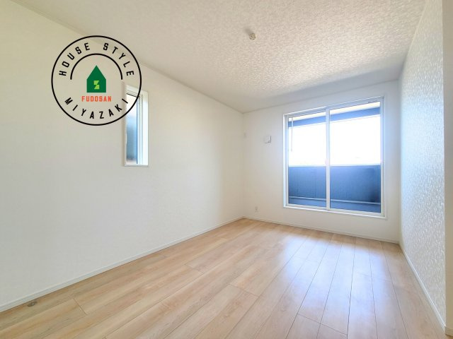 宮崎市大塚町第13-1棟（1号棟）の内観：施工例|主寝室には収納力に優れたクローゼットがありますので、お部屋もすっきり片付きます。