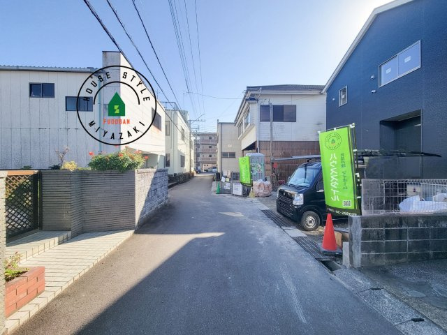 宮崎市大塚町第13-1棟（1号棟）の前面道路含む現地写真|前面道路は閑静な住宅地をはしる車通りの少ない道路。お車の出し入れが苦手なママや小さなお子様にも安心ですね。しっかり舗装もされているので、ベビーカーや自転車で通っても快適に通行できます。