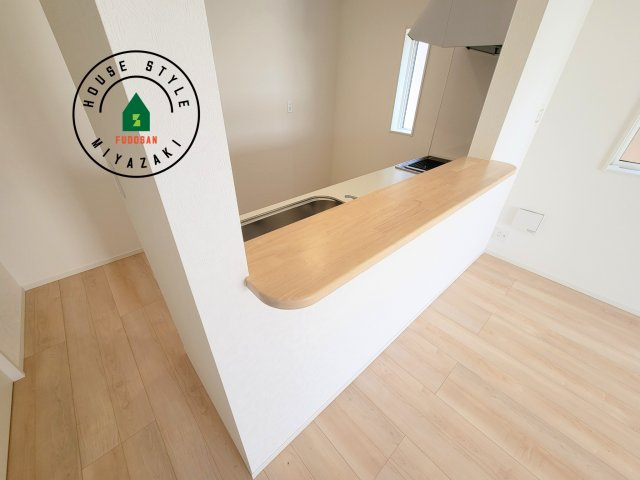 宮崎市大塚町第13-1棟（1号棟）の内観：施工例|キッチンから立ち込める香りが今日の料理を期待させます。