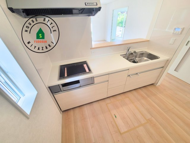 宮崎市大塚町第13-1棟（1号棟）の内観：施工例|明るいキッチン作業スペースを多くとりました。ご夫婦でキッチンに立っても調理がしやすい広さです。食器類もすっきりと片付く収納は魅力的です。