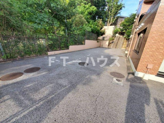 フェリス鷺沼の駐車場