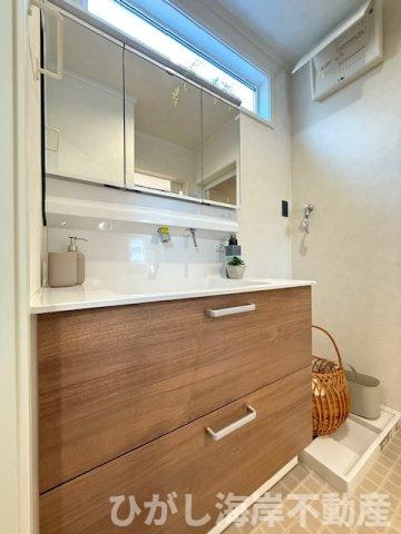 茅ヶ崎市本村１丁目　新築戸建の独立洗面台|三面鏡化粧台