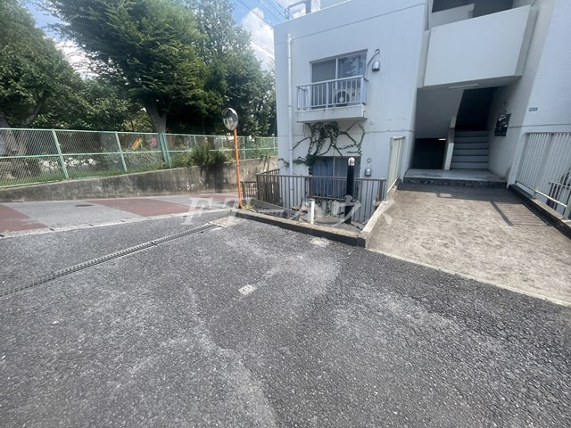 ウィングヒルズ金子の駐車場