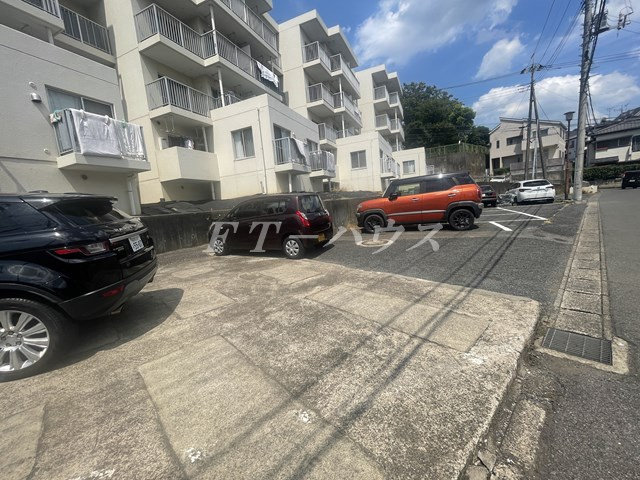 ウィングヒルズ金子の駐車場