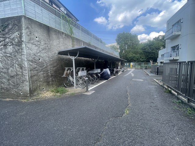 ウィングヒルズ金子の駐車場