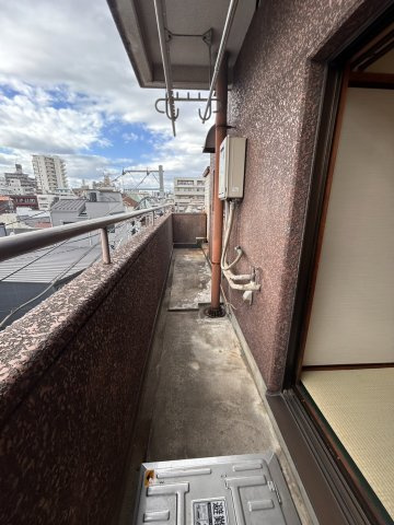 柴建ビルのバルコニー