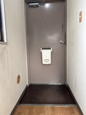 柴建ビルの玄関