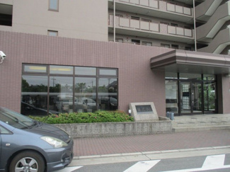 【エントランス】 | ファミールハイツ上野芝２番館 | 収納有りますので、収納場所に困らず綺麗な室内をたもてますね♪