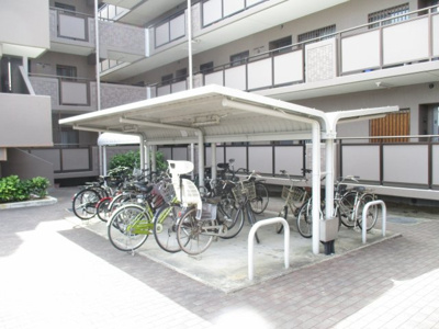 【駐輪場】 | ファミールハイツ上野芝２番館 | 駐輪場に屋根があるので、雨の日に自転車が濡れにくく嬉しいですね！