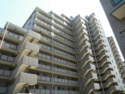 【外観】 | ファミールハイツ上野芝２番館 | 広々とした敷地内公園も有ります。周辺は大型スーパー・小中学校が近く暮らしやすい環境で、大仙公園の自然も身近に楽しめますよ！