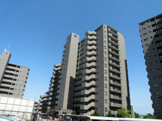 【外観】 | ファミールハイツ上野芝２番館 | 現地周辺の環境や、駅までの道のりなど周辺環境も合わせてご確認いただき、ぜひご検討ください！