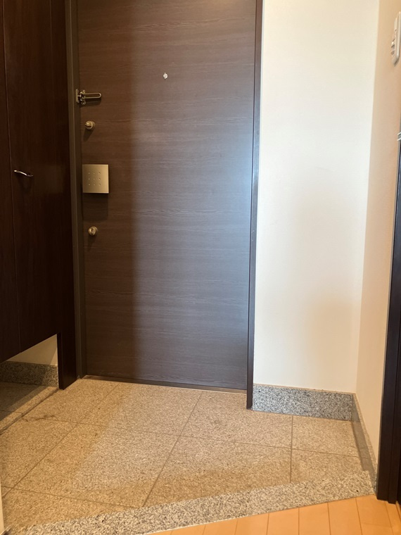 グランジュール明大前の玄関