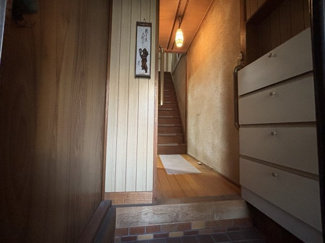 【玄関】 | 大阪市港区夕凪2丁目　中古戸建 | 収納ありの玄関です♪