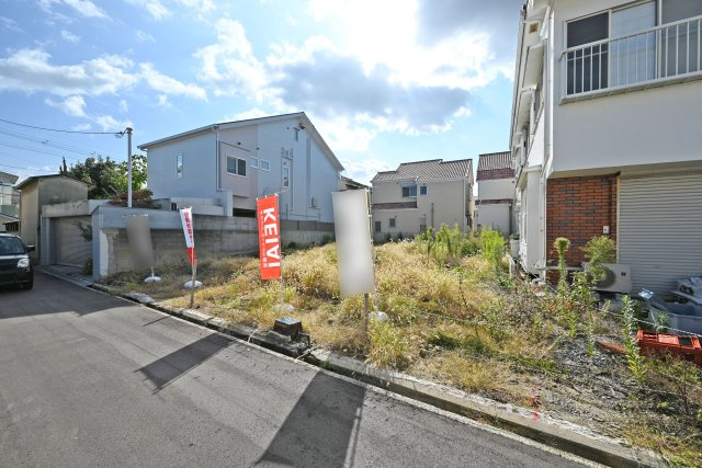 テラシエ塚口町6丁目新築一戸建て│4LDK+並列駐車2台可(車種制限有)の外観|2026年3月完成予定となっております。
同社施工のご案内が可能です。