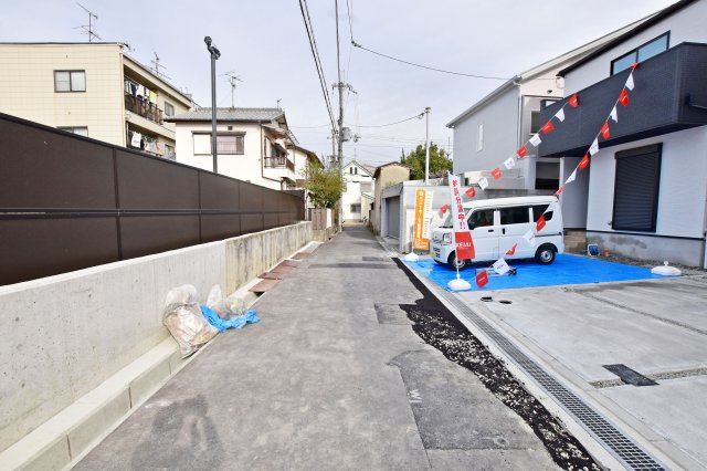 テラシエ塚口町6丁目新築一戸建て│4LDK+並列駐車2台可(車種制限有)の前面道路含む現地写真|前面道路幅は北側に約４m幅です。