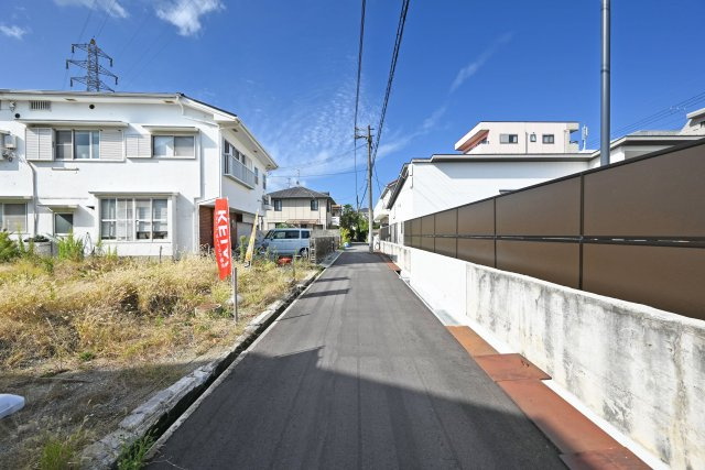 テラシエ塚口町6丁目新築一戸建て│4LDK+並列駐車2台可(車種制限有)の前面道路含む現地写真|前面道路幅は北側に約４m幅です。