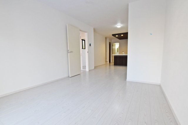テラシエ塚口町6丁目新築一戸建て│4LDK+並列駐車2台可(車種制限有)の居間・リビング|一日の中で多くの時間を過ごすことになるリビングダイニングは約20.4帖の広々空間！
この場所を通じて家族の楽しい会話が聞こえてきそうなリビングです！