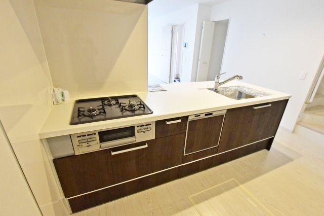 テラシエ塚口町6丁目新築一戸建て│4LDK+並列駐車2台可(車種制限有)のキッチン|収納豊富×機能性充実のシステムキッチン◎食洗器や浄水器一体型水栓、3口コンロ、グリルなど充実の設備が備え付けられています。