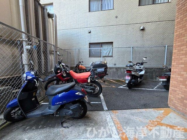ライオンズプラザ茅ヶ崎の駐車場|敷地内バイク置場
