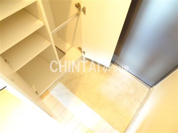 D’クラディア イヴァン初台の玄関