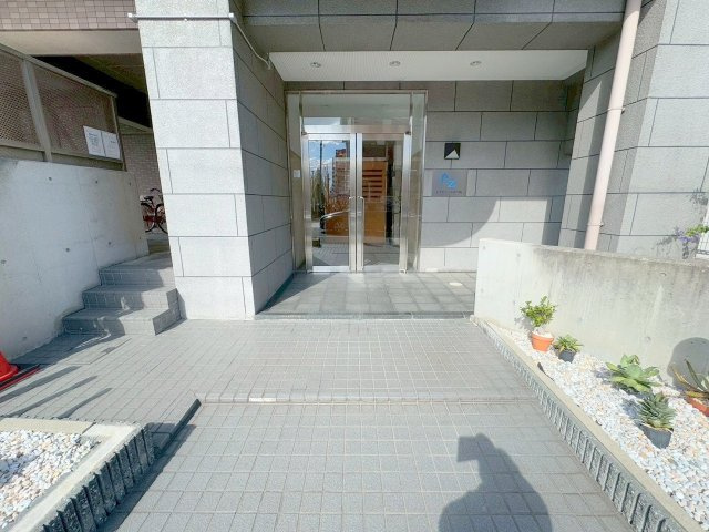 レイセニット北大阪のエントランス