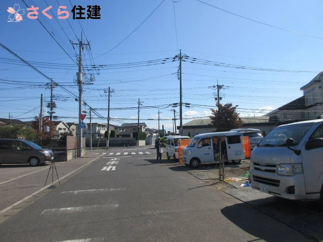 宇都宮市清原台1丁目　1号棟の前面道路含む現地写真|前面道路は10ｍで駐車の際も安心です♪並列で2台駐車が可能です◎