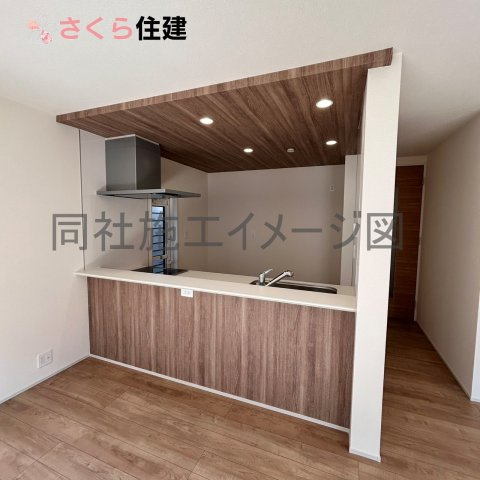 宇都宮市清原台1丁目　1号棟の玄関|同社施工物件の写真です。対面式システムキッチン。家族とコミュニケーションをとりながら家事ができます♪
