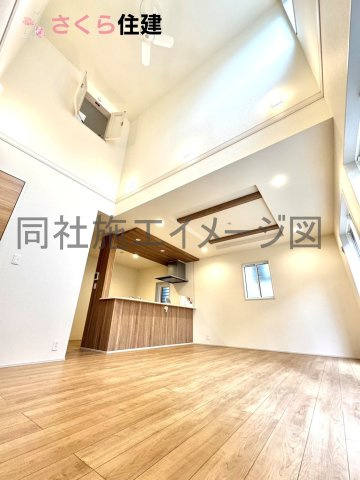 宇都宮市清原台1丁目　1号棟の内観：施工例|同社施工物件の写真です。たっぷりの陽光と爽やかな風を感じて頂ける、開放感あふれるリビングです。
