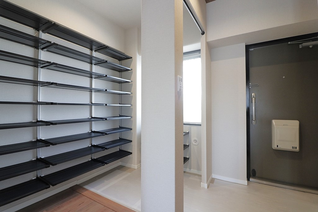 パレス東灘の玄関|シューズインクロークには家族全員の靴はもちろん、ベビーカーやゴルフバックなどの大きな荷物も収納できます。