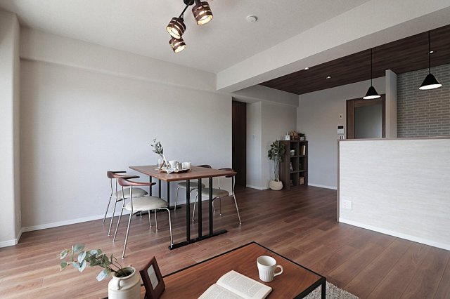 パレス東灘の居間・リビング|対面式キッチンはお料理中でも家族との対話が途切れることがないのがいいですね。