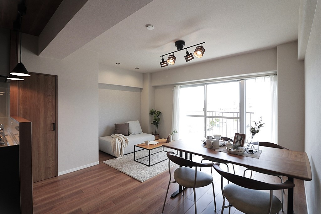 パレス東灘の居間・リビング|2025年7月リフォーム済み物件です。即日内覧可ですので、内覧をご希望の方はお気軽にお問合せ下さい。