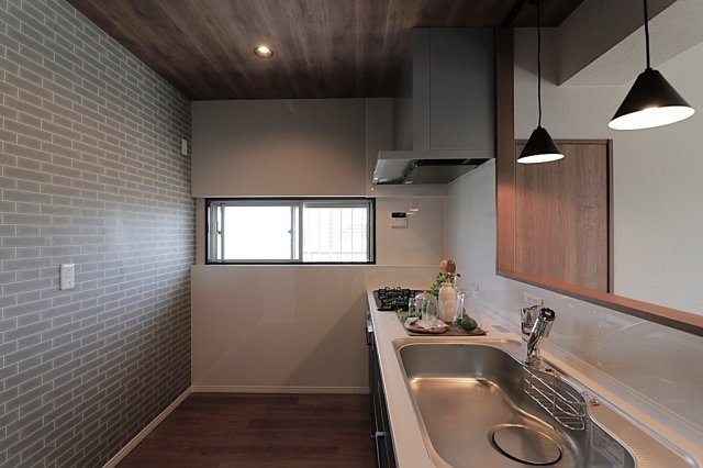 パレス東灘のキッチン|キッチンスペースは食器棚や冷蔵庫を置いても余裕の広さ。お料理中でも楽々すれ違えます。