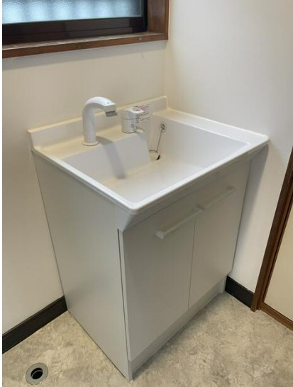 【中古】入間郡毛呂山町前久保南リフォーム中古住宅の独立洗面台|朝の身支度に欠かせない洗面台です！