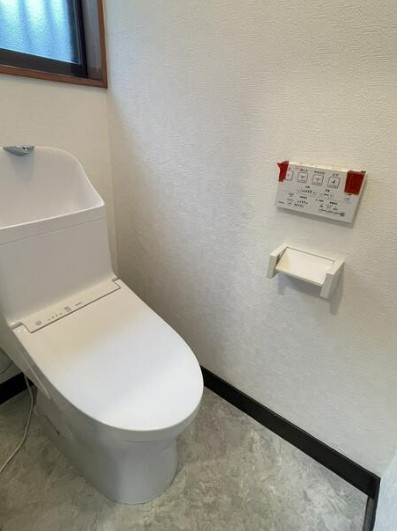 【中古】入間郡毛呂山町前久保南リフォーム中古住宅のトイレ|シンプルなトイレスペースです