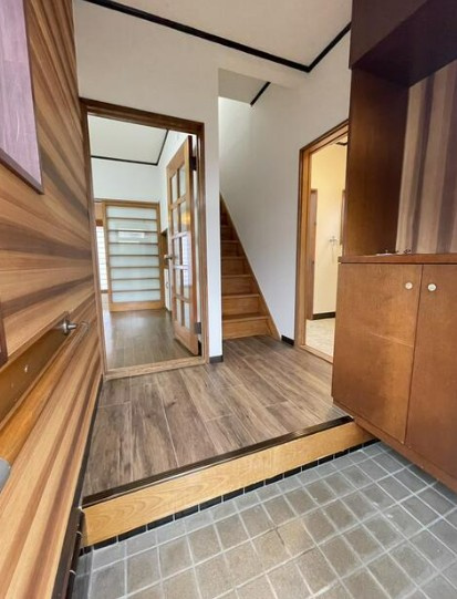 【中古】入間郡毛呂山町前久保南リフォーム中古住宅の玄関|明るい玄関ホールです！