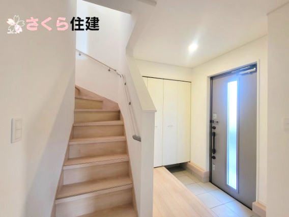 クレイドルガーデン今泉町第4の玄関|明るい玄関がお出迎えしてくれます◎