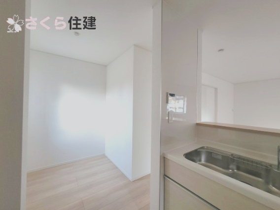 クレイドルガーデン今泉町第4のキッチン|キッチン横のユーティリティスペースでは、多様な活用ができます◎