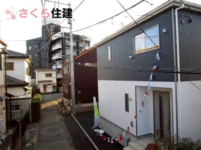 グレードルガーデン今泉町第4の前面道路含む現地写真|ファミリーマートまで徒歩1分◎ヨークベニマルまで徒歩10分の好立地物件です◎