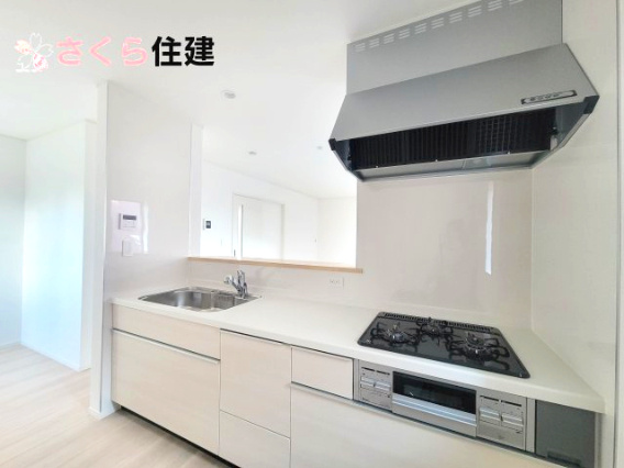 クレイドルガーデン今泉町第4のキッチン|対面式システムキッチンは家族とコミュニケーションをとりながら家事ができます◎